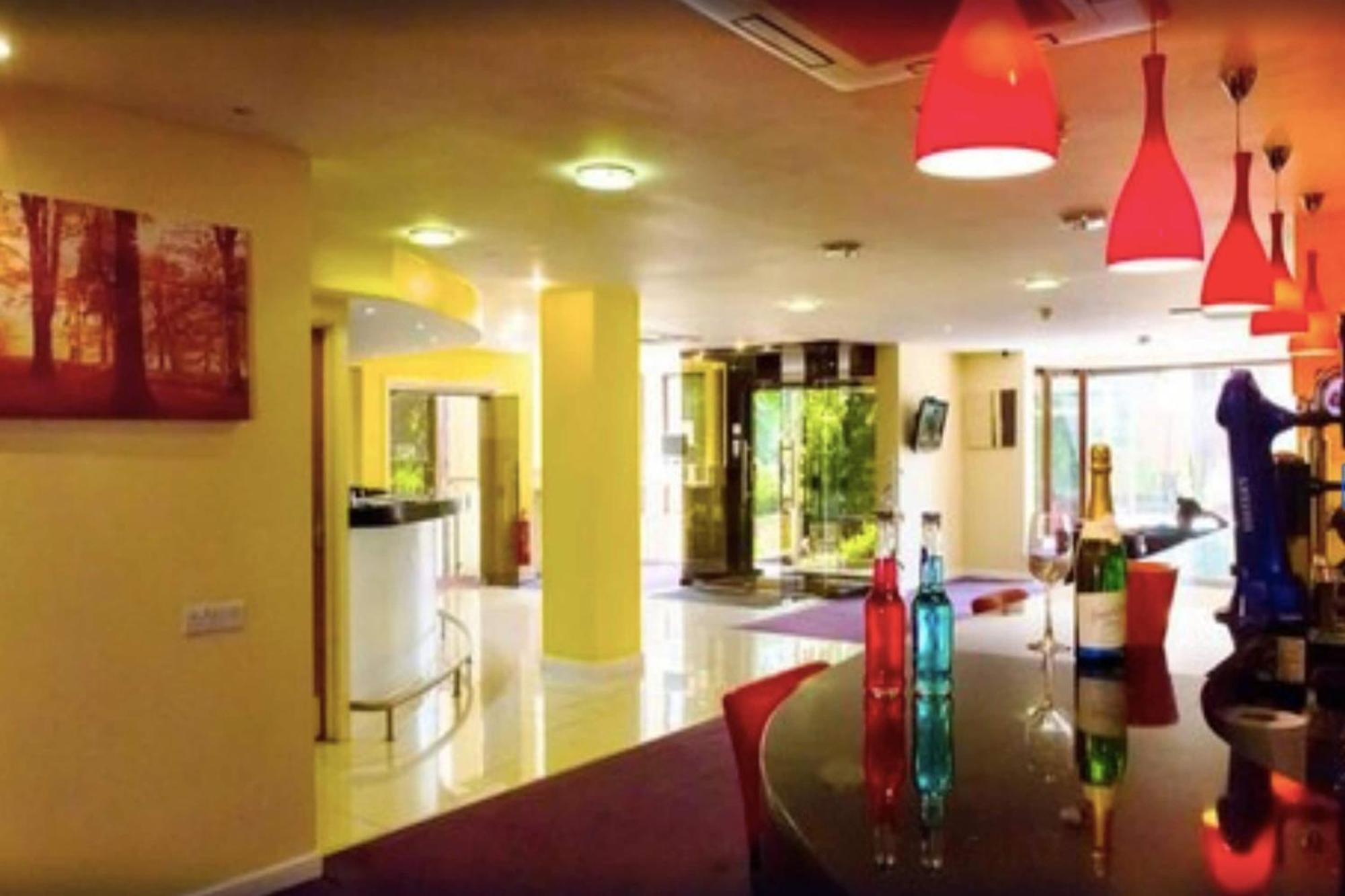 The Luton Hotel Экстерьер фото
